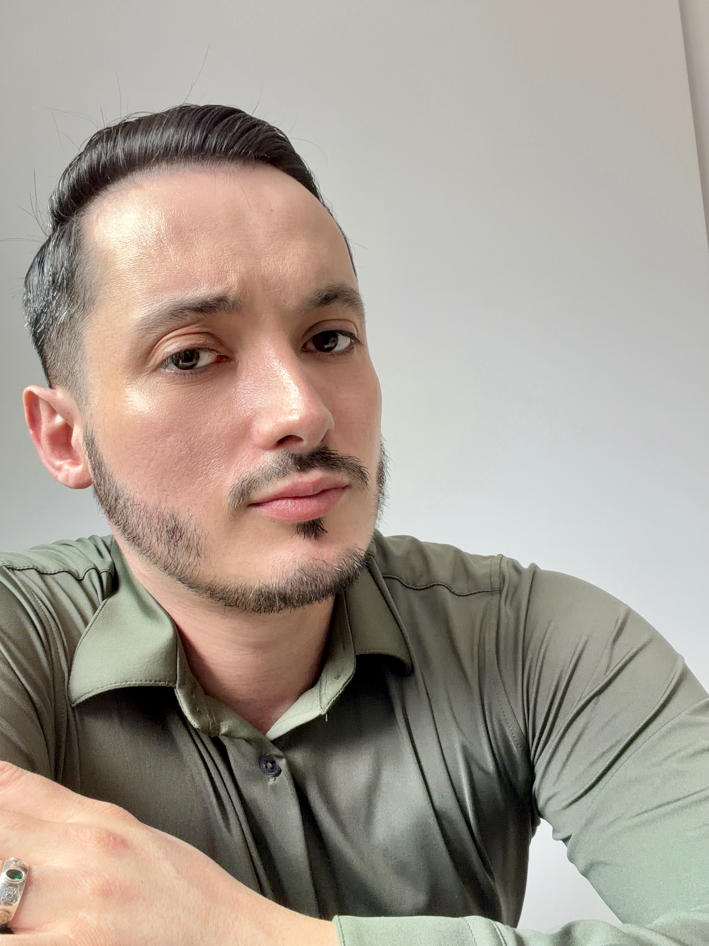 Fil em um retrato casual com camisa verde-oliva